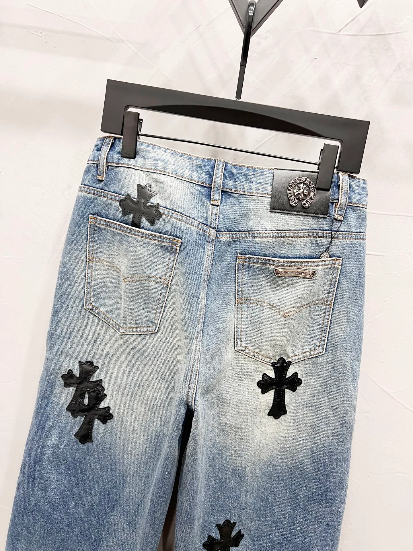 P260 Style number: [M936] Chrome hearts & Chrome hearts 25ss black leather cross patch leather jeans Chrome hearts’ logging pants are here! ! ! CH Croix Heart Double Knee Cross Patch Leather Bo1 Style Logging Pants Straight-leg Work Pants B136 Croix Heart Cross Sanskrit Overalls Price 24W Level, patchwork cross pattern embellishment, high-waisted washed jeans! ! Absolutely high-end luxury products, 1.9W level god-level single products, super popular products, made by top heavy industry, not to be missed. About Zangyin, this is an extremely luxurious fashion brand, which can also be called the nobles of the high street. It has always been an exclusive brand of some hipsters or rich second generation. Compared with ordinary high streets, it is more luxurious and noble. Compared with luxury brands, it has a more fashionable personality and has always been a brand that I have a special liking for. Imported yarn is custom-woven into a high-density twill canvas, which ensures a crisp silhouette while also making the fabric feel very delicate. It follows the B01 classic silhouette, with a crisp and stylish upper body. The ready-made garments are stone-ground and fermented and can be matched with any style. Buttons and zinc brushing are washed with genuine YKK retro metal products. Double-layered canvas on the front. Perfect details. All hardware is perfect. Size: 30-32-34-36 Color: blue pants and black leather